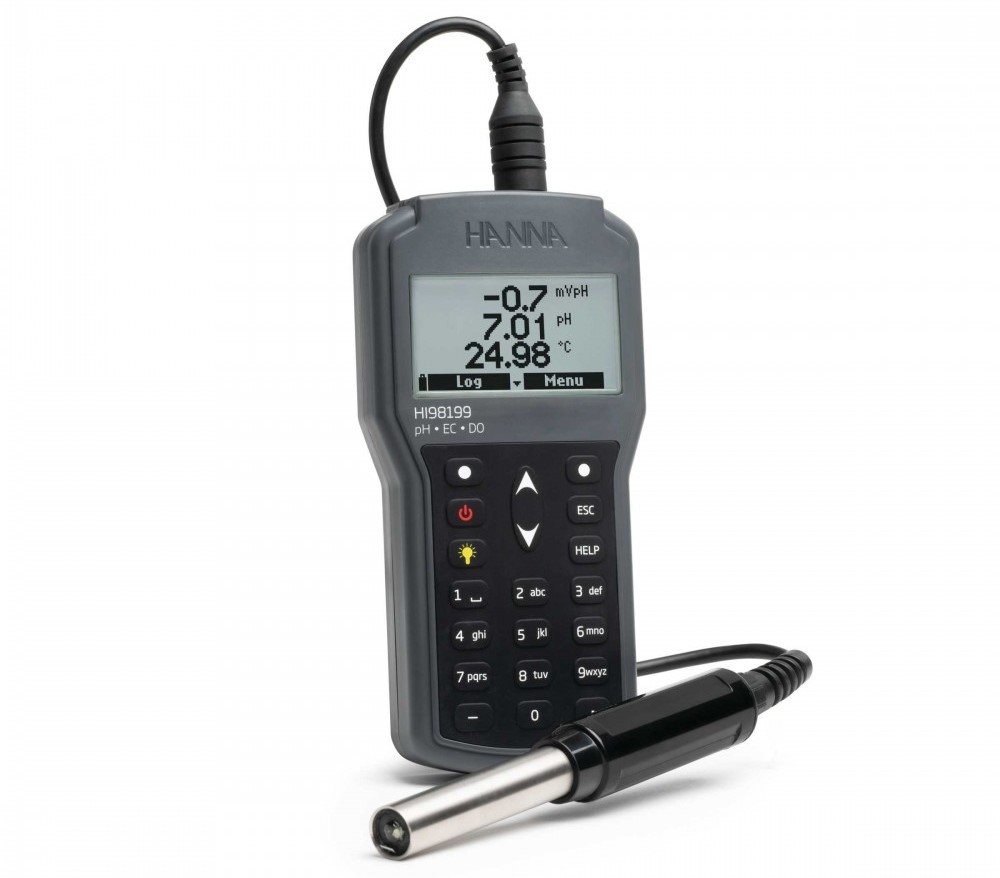 Medidor portátil impermeable HI98199 de Hanna Instruments para medición de pH, conductividad (EC) y oxígeno disuelto (DO), con pantalla digital y sonda conectada